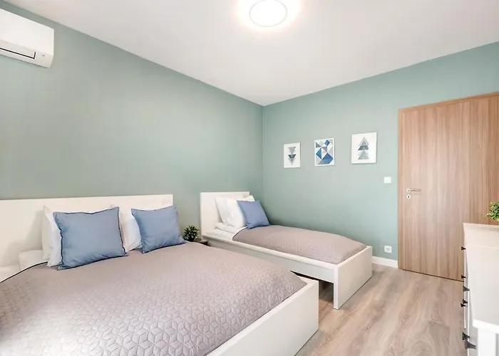 Daire Very - Large And Quiet