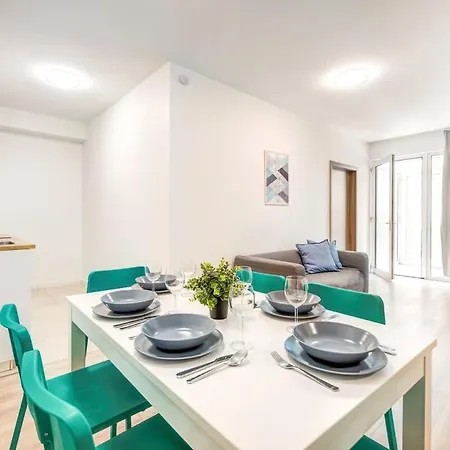 Very - Large And Quiet بودابست