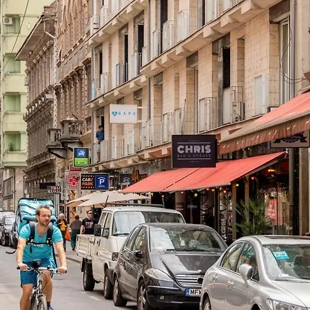 Very - Large And Quiet شقة